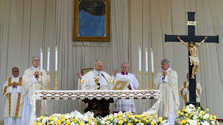 Die Papstmesse auf dem Vorplatz des Marienheiligtums von Pompeji
