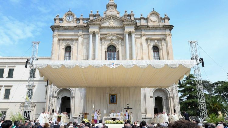 Die Papstmesse auf dem Vorplatz des Marienheiligtums von Pompeji