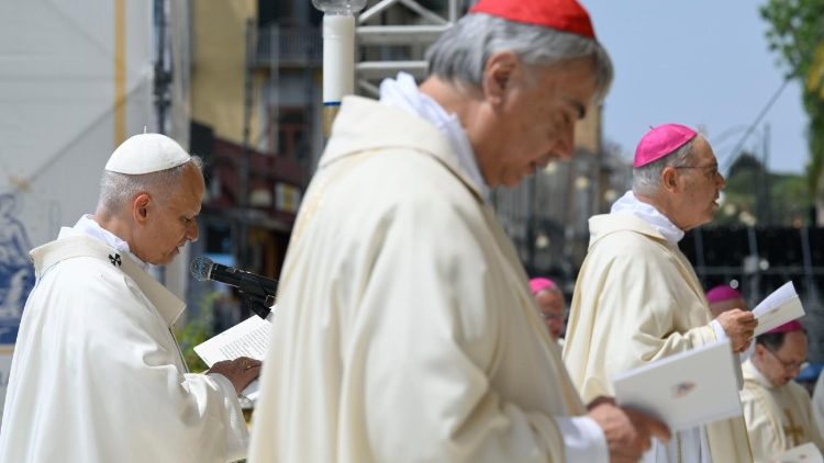 Leone XIV affiancato da monsignor Caputo e dal cardinale Battaglia