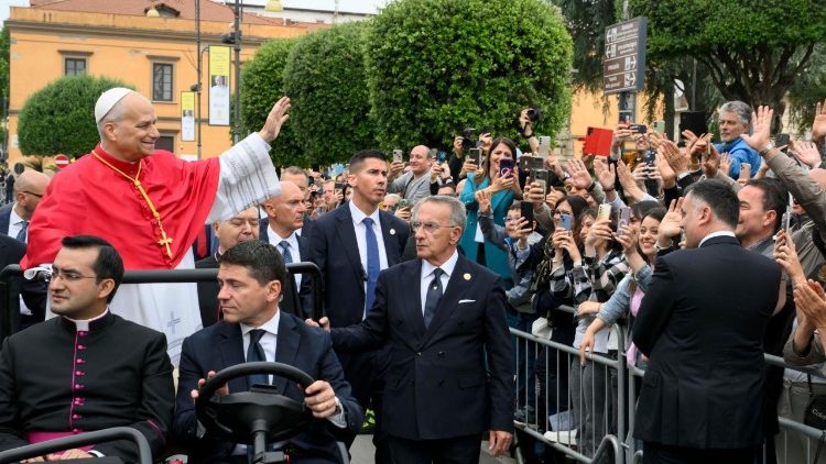 Pozdraven&iacute; věř&iacute;c&iacute;ch při cestě do neapolsk&eacute; katedr&aacute;ly, 8. 5. 2026