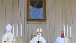 Voltados para o Quadro da Virgem do Rosário de Pompeia, o momento da Súplica