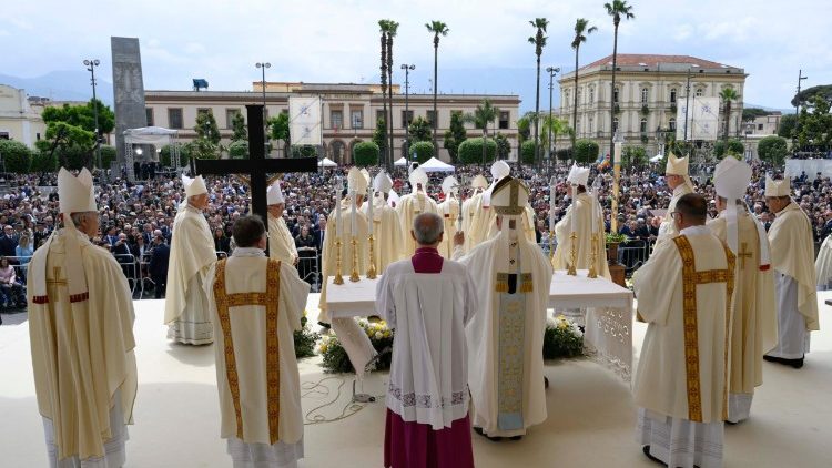 I celebranti rivolti verso i fedeli