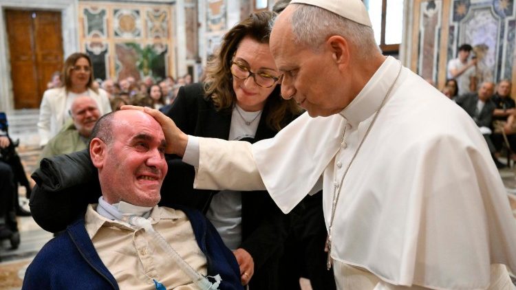 Il Papa saluta i membri dell'AISLA