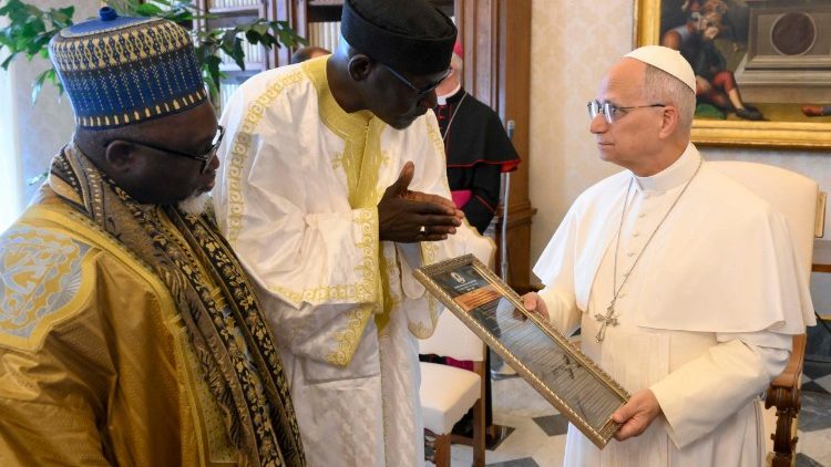 Il Papa mentre riceve un dono
