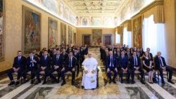 Papa com dirigentes e jogadores da Inter