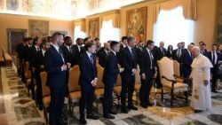 El Papa saluda a los miembros del equipo de fútbol Inter de Milán