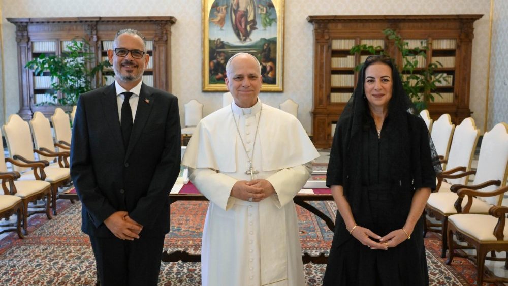 La Leon al XIV-lea, prim-ministrul Republicii Haiti, Alix Didier Fils-Aimé, împreună cu soția și suita. 