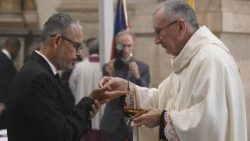 Le cardinal Parolin donnant la communion au premier ministre haïtien le 9 mai. 