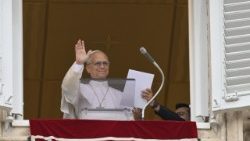 Le Pape Léon de la fenêtre des appartements pontificaux le 10 mai. 