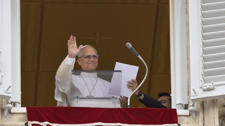 Le Pape Léon de la fenêtre des appartements pontificaux le 10 mai. 