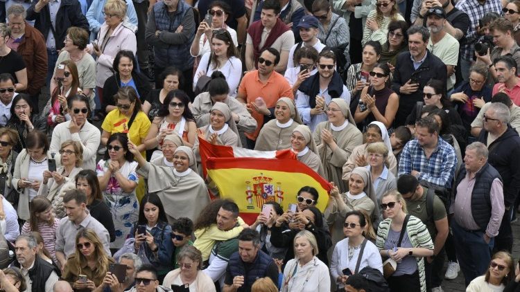 Fedeli dalla Spagna in Piazza San Pietro per il Regina C&aelig;li del Papa
