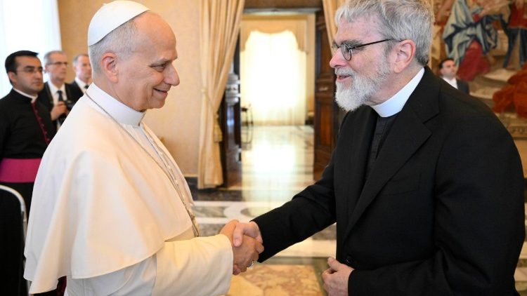 Papež Lev XIV. a Fr. Guy Consolmagno, SJ 