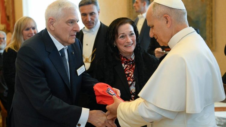 Папата с членовете на борда на Vatican Observatory Foundation 