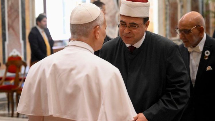 Papež s účastníky kolokvia Dikasteria pro mezináboženský dialog a Královského institutu mezináboženských studií