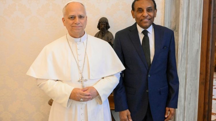 O Papa Leão XIV com o primeiro-ministro do Sudão, Kamil El-Tayeb Idris Abdelhafiz