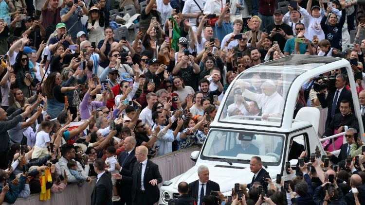 El saludo del Papa a los peregrinos en la Plaza de San Pedro