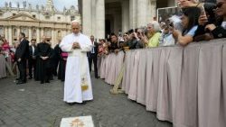 León XIV ante la lápida que recuerda el atentado que sufrió Juan Pablo II