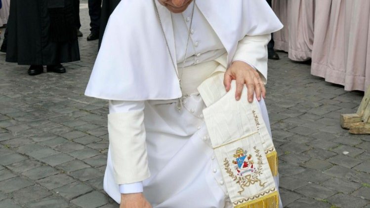 Papst Leo kniet am Gedenkstein nieder