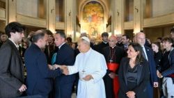 Lev XIV. zdraví profesory a studenty v univerzitní kapli kampusu La Sapienza