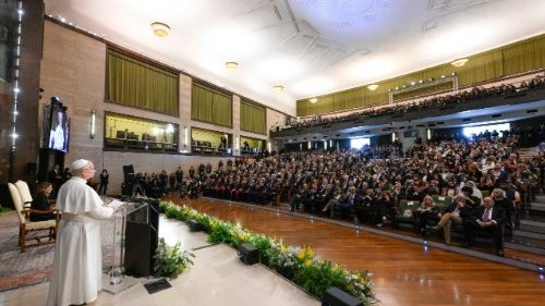 Papa, universitar&euml;ve: t&euml; jeni artizan&euml; t&euml; paqes, riarmatimi pasuron elitat
