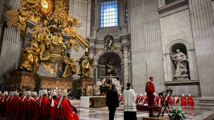 Ojciec Święty przypomniał, że ponad połowę życia zmarły spędził w służbie Stolicy Apostolskiej