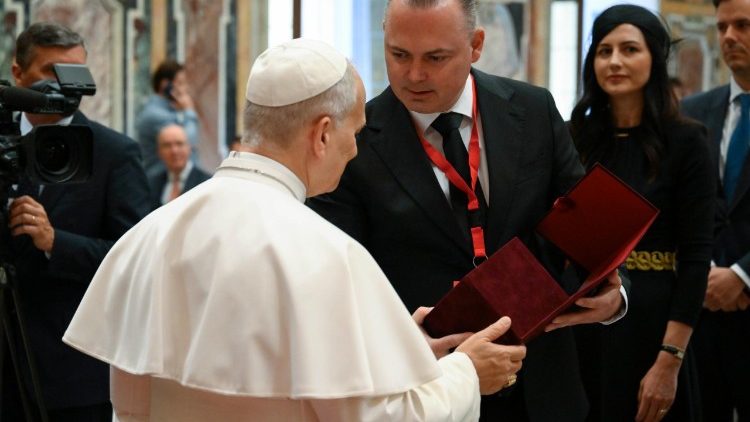Sveti Otac pozdravlja prisutne 