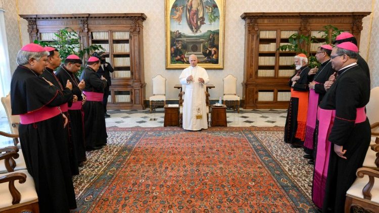 El Papa Le&oacute;n XIV con los obispos de Pakist&aacute;n en el marco de la visita ad limina apostolorum
