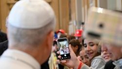 2026.05.16 La papa Leon al XIV-lea, tinerii candidați la sacramentul mirului