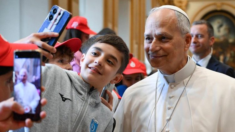 El Papa se toma un selfie con uno de los j&oacute;venes