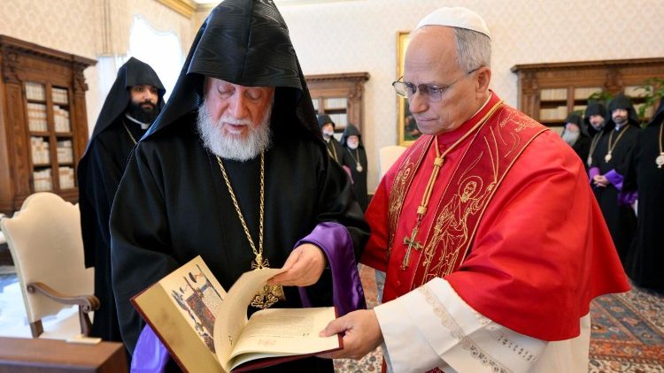 Leonas XIV ir Aramas I apsikeitė dovanomis
