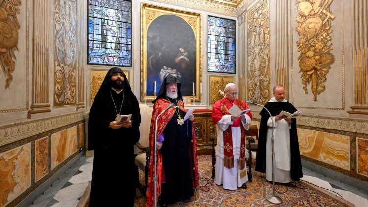 Leonas XIV ir Aramas I meldžiasi Urbono VIII koplyčioje