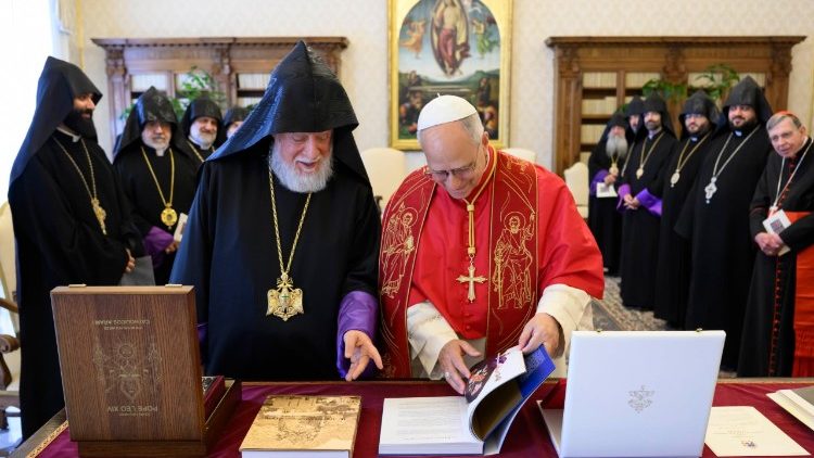Un momento del intercambio de dones entre el Papa Le&oacute;n XIV y Aram I, Catolic&oacute;s de Cilicia