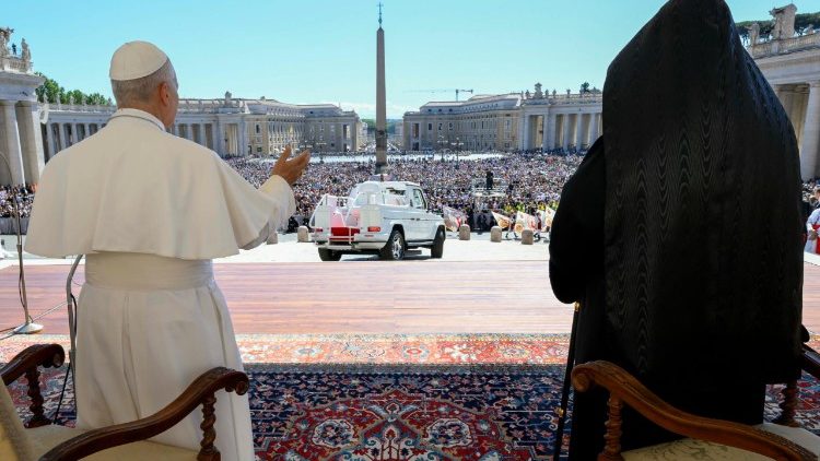 El Papa Le&oacute;n y Aram I en la audiencia general de hoy en la plaza de San Pedro