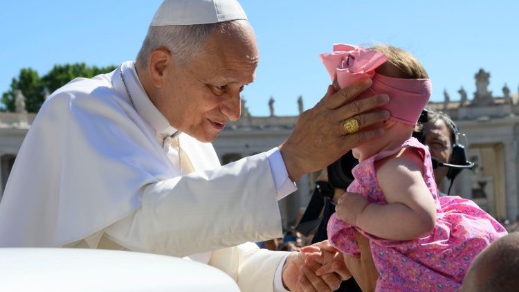 El Papa saludando y dando la bendici&oacute;n a los ni&ntilde;os