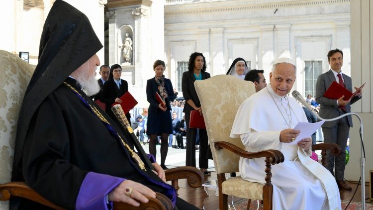 El saludo del Papa Le&oacute;n y Aram I en la audiencia general de hoy