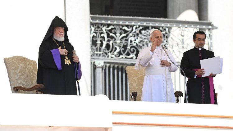 Der armenisch-apostolische Katholikos von Kilikien, Aram I., w&auml;hrend der Generalaudienz am 20.5.2026 auf dem Petersplatz neben Papst Leo XIV.