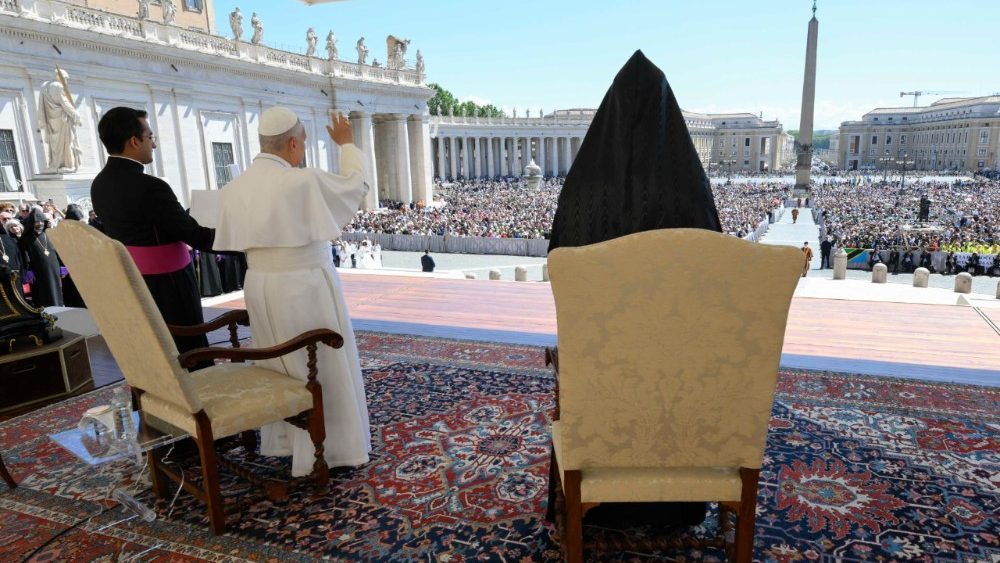 Papa gjatë audiencës së përgjithshme (@VATICAN MEDIA)