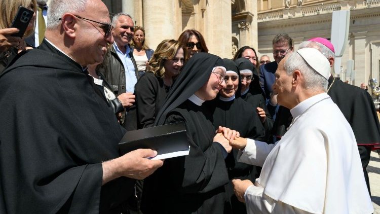 O Papa ao saudar a delega&ccedil;&atilde;o formada por representantes de Roccaporena, C&aacute;ssia e Chicago