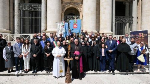 Brasileira na delega&ccedil;&atilde;o que leva Chama de Santa Rita para b&ecirc;n&ccedil;&atilde;o do Papa