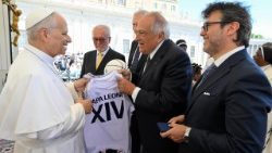 Francesco Ghirelli consegna a Leone XIV una maglietta
