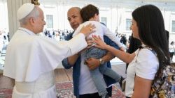 Papst Leo mit einer Familie