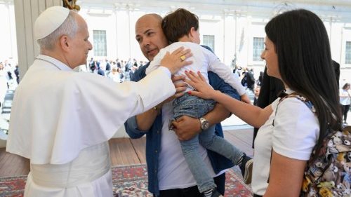Papst: Familien barmherzig begleiten