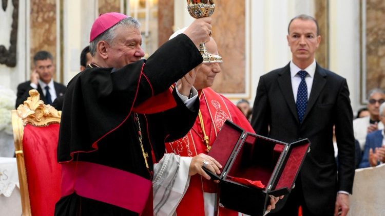 Der Bischof von Acerra, Antonio Di Donna, beim Besuch von Papst Leo XIV. in der Kathedrale von Acerra
