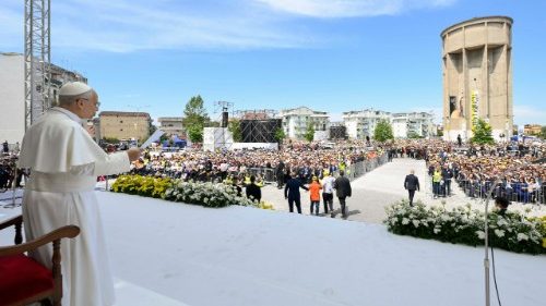 P&aacute;pež v Acerre: Nestač&iacute; zanechať lepš&iacute; svet, treba vychovať lepš&iacute;ch ľud&iacute;