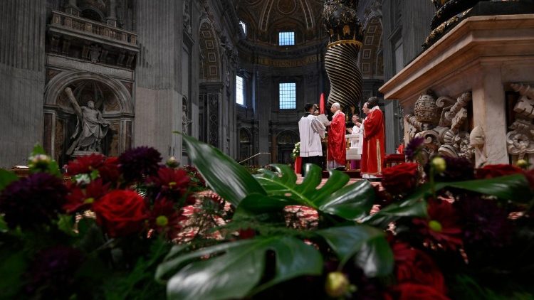 Papa Leone sull'altare all'inizio della messa