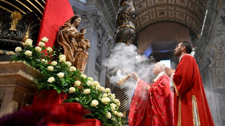El Papa incensa la imagen de la Virgen Mar&iacute;a