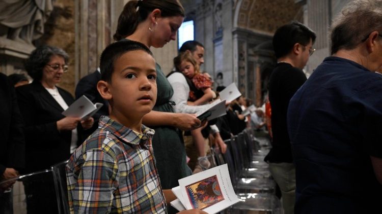 Zur Pfingstmesse mit Papst Leo hatten sich 5.000 Gl&auml;ubige im Petersdom versammelt