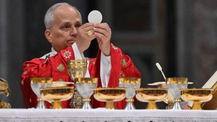 Papa Laon al XIV-lea prezidând Sfânta Liturghie în solemnitatea Coborârea Duhului Sfânt (Bazilica San Pietro, duminică, 24 mai 2026)