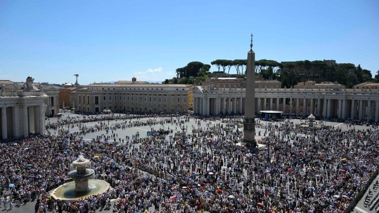 Piazza San Pietro affollata di fedeli
