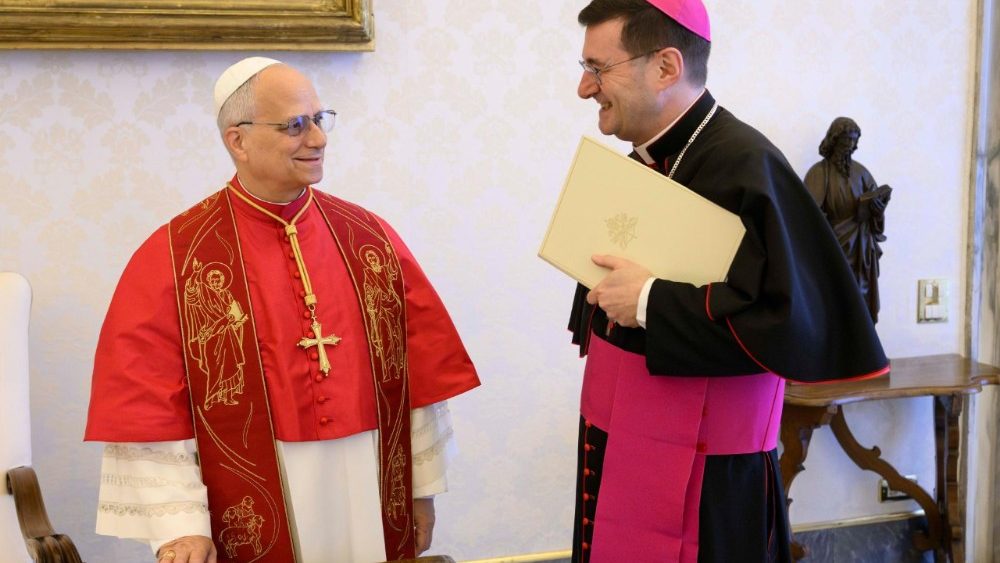 Papa Leon al XIV-lea semnează prima sa enciclică, ”Magnifica humanitas”
